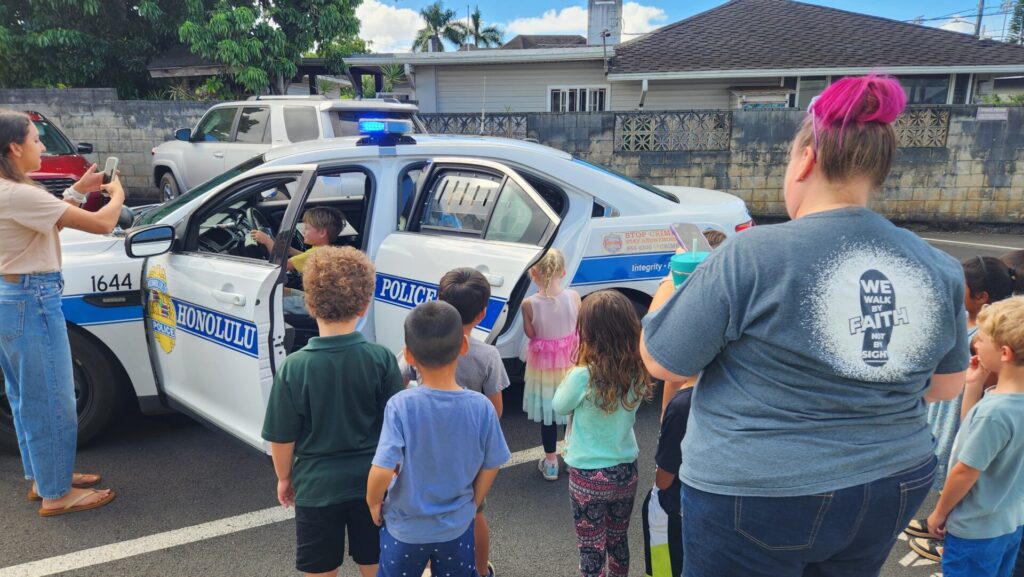 Officers showed the police vehicle to the students